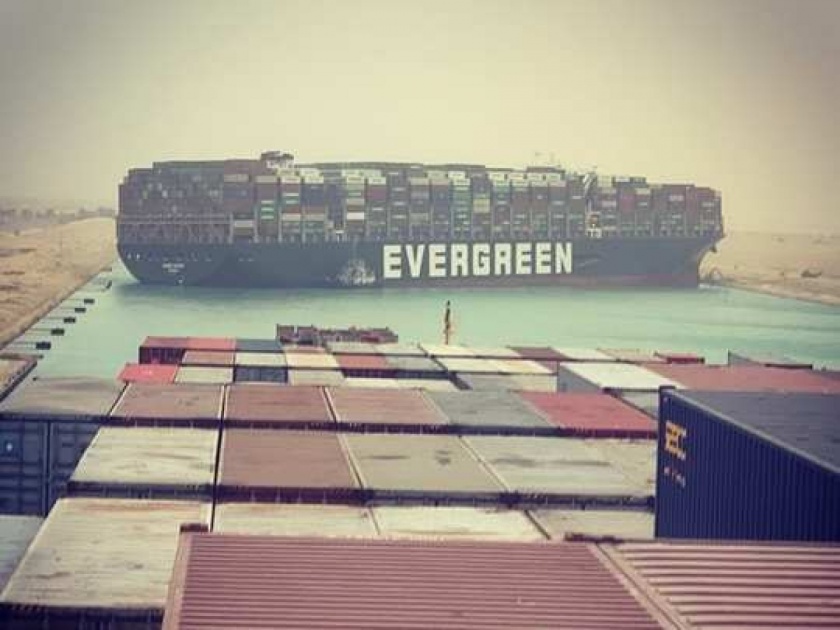 Suez canal blocked by huge container ship who stuck sideways in Egypt | बोंबला! स्वेज कालव्यात अडकलं चीनहून येणारं विशाल जहाज, समुद्रातही लागले ट्रॅफिक जाम