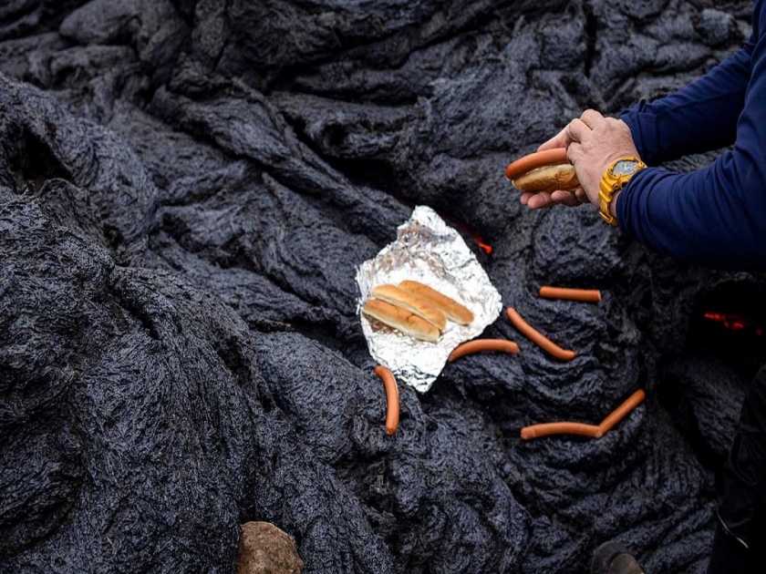Scientists grilling hot dogs on hot lava Iceland volcano | Iceland: वैज्ञानिकांनी ज्वालामुखीतील गरम लाव्हारसावर शिजवलं हॉटडॉग, व्हिडीओ व्हायरल