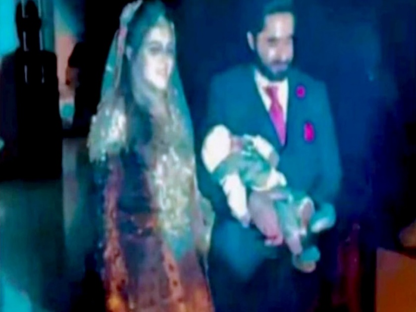 Strange incident in Pakistan two month old baby was seen in the lap at the reception | आपल्या लग्नाच्या रिसेप्शनमध्ये कपल दोन महिन्यांचं बाळ सोबत घेऊन आले अन् पाहुणे हैराण झाले!