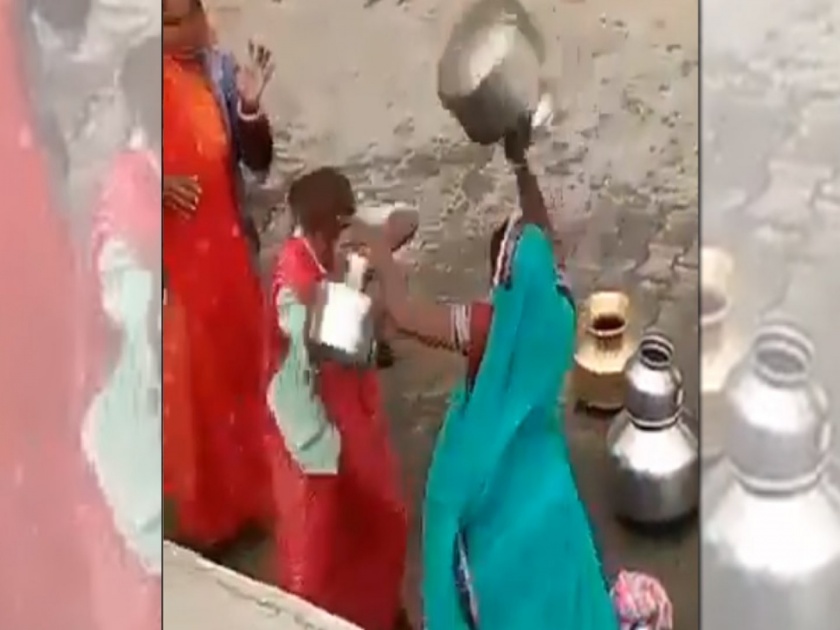 Viral Video : Women gagari fight in a round of water then dragged them by holding hair | पाण्यावरून दोन महिलांमध्ये झालं कडाक्याचं भांडण, व्हिडीओ झाला व्हायरल!