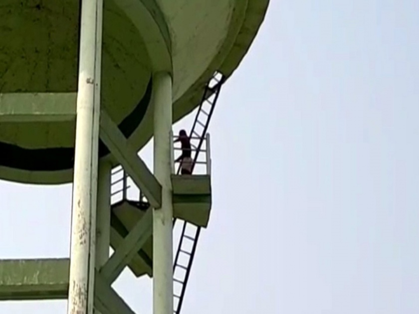 Sholay movie scene enacted lover climbed up a water tank for marriage | गाववालों! 'लग्न करून द्या, नाही तर जीव देतो', १२ तास पाण्याच्या टाकीवर 'शोले'तील वीरू बनला तरूण!