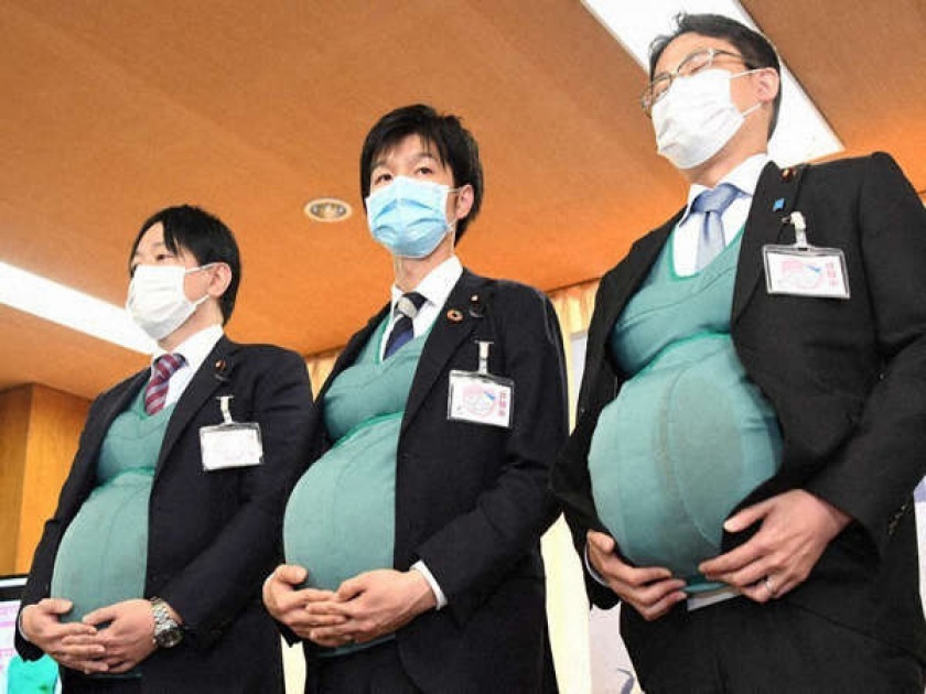 Japanese leaders wearing a heavy jacket to understand the pain of pregnant women | जपानमध्ये काही पुरूष नेते प्रेग्नेंट महिलांसारखे का फिरत आहेत? जाणून घ्या कारण......