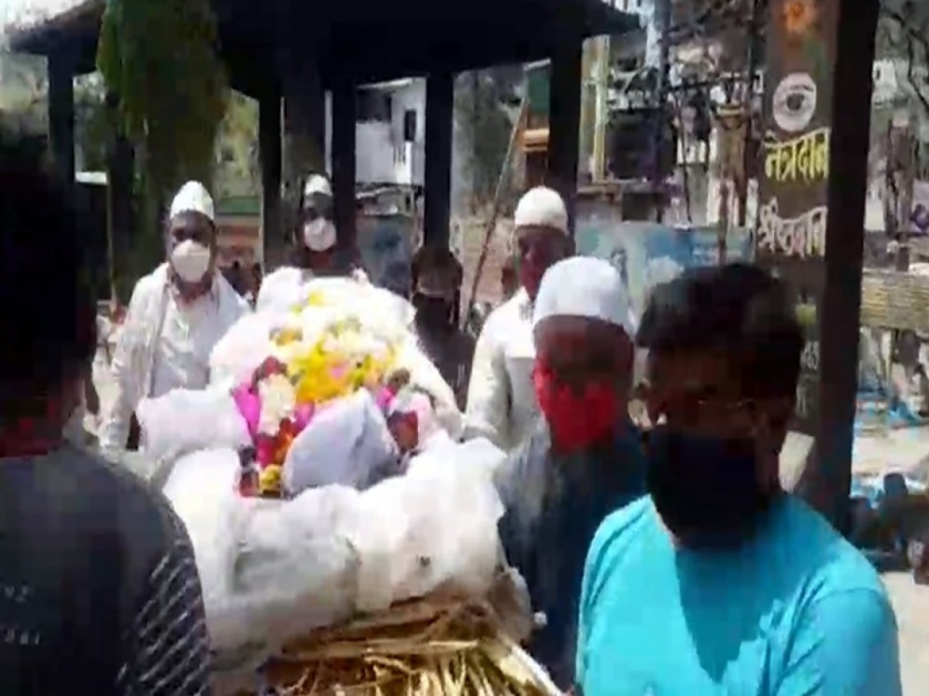 Muslim's engaged in funeral of Hindu friend son responsibility cremation Aurangabad | कौतुकास्पद! हिंदू मित्राच्या अंत्यसंस्कारासाठी एकत्र आले मुस्लिम बांधव, जवळच्या लोकांनी फिरवली पाठ!