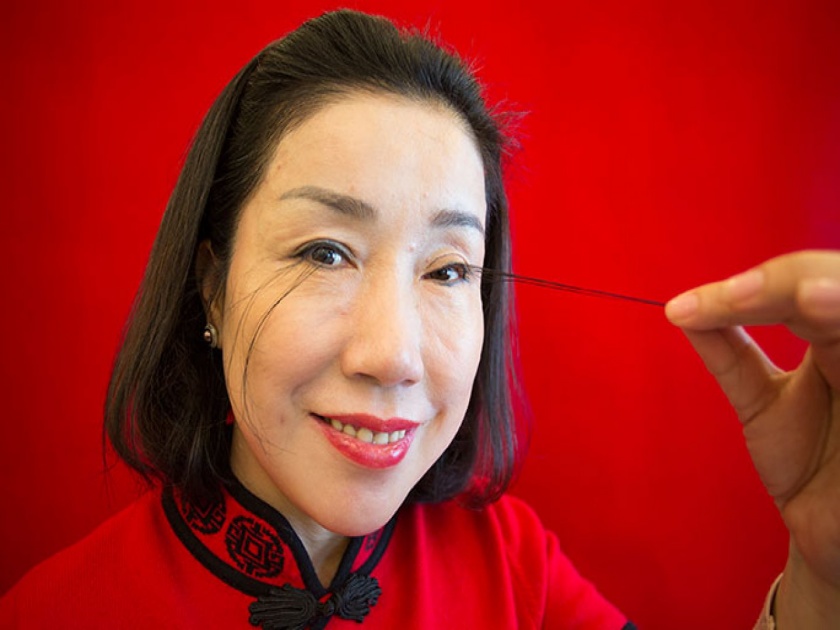 Chinese woman you jianxia holds the guinness world record for longest eyelashe | World Record: पापण्यांचे इतके लांब केस कधी पाहिले नसतील, महिलेने नावावर केला वर्ल्ड रेकॉर्ड...
