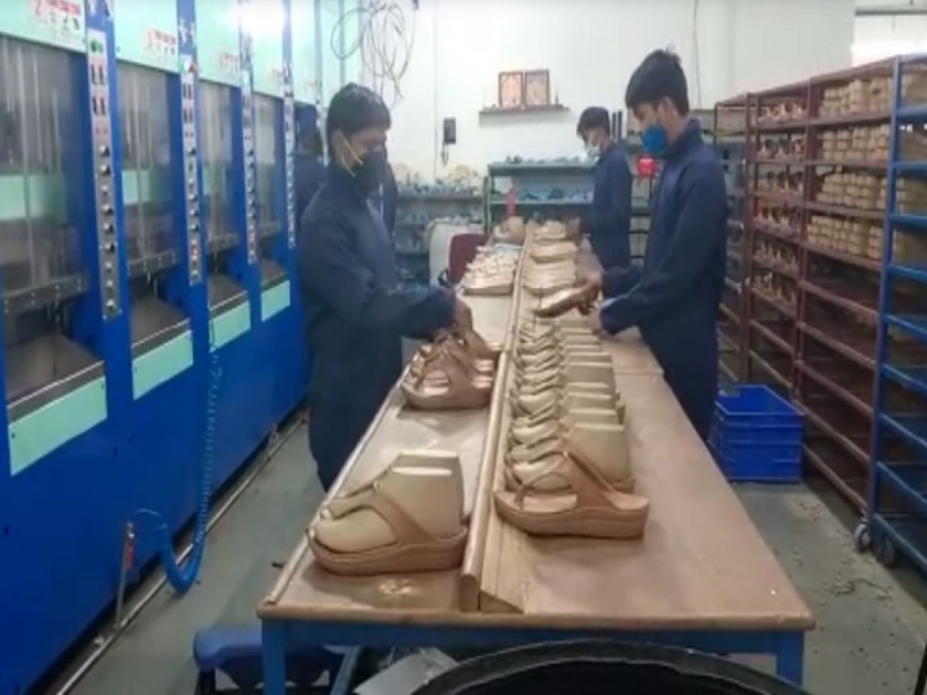 Slippers shoes special type corona warriors patient von wellx German company PM relief fund | ३ हजार पावलं चालल्यावर ८ हजार पावलांचा फायदा देईल ही चप्पल, कोरोना वॉरिअर्सना मिळणार मोफत