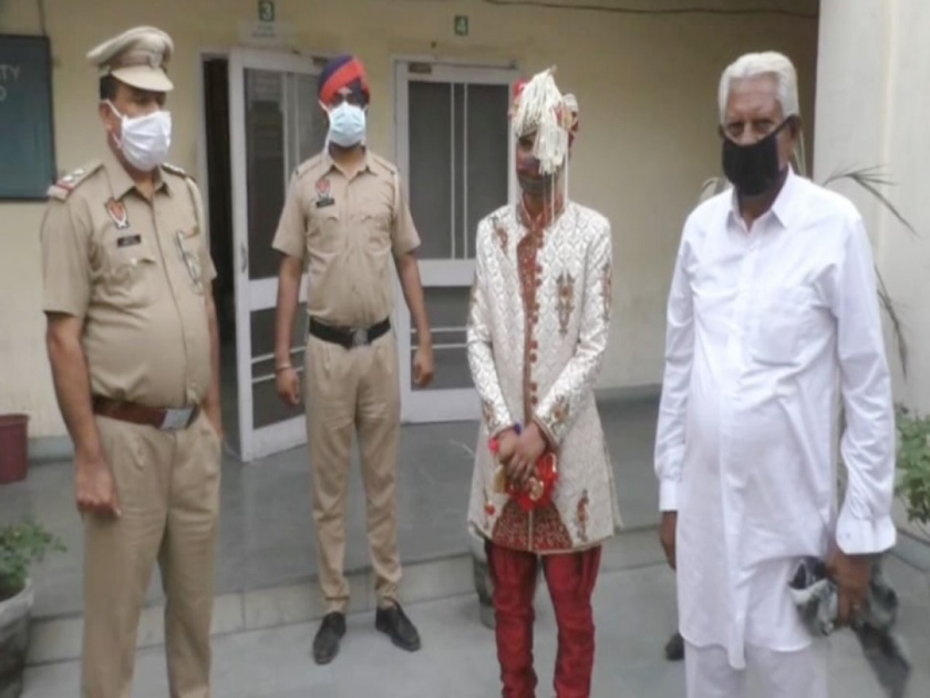 Groom grandfather arrested marriage wedding day rule break lockdown coronavirus Punjab Police | दे धक्का! लग्नात नवरदेवाने असा केला गुन्हा पोलीस त्याला उचलून घेऊन गेले!