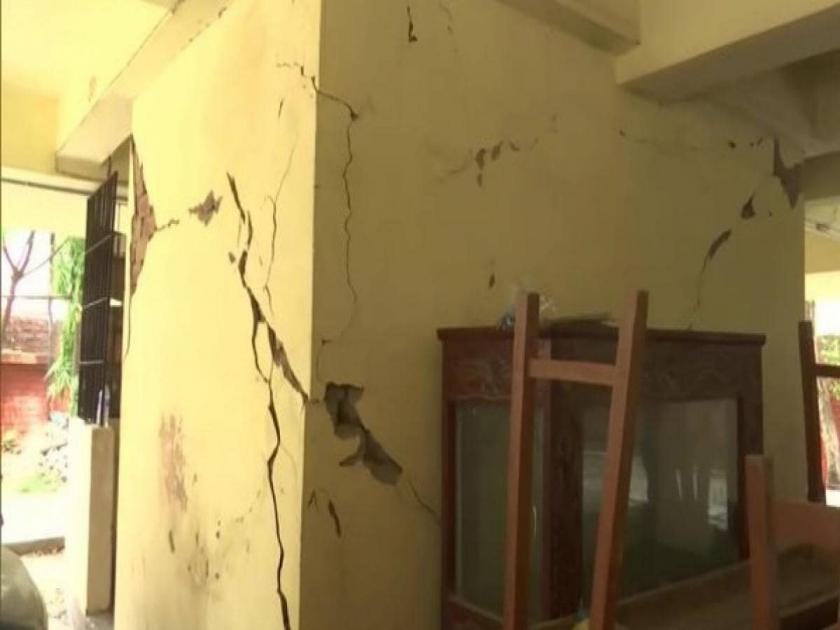 Assam earthquake : Walls of a residential building in Guwahati cracked viral video | Viral Video : भूकंपाच्या धक्क्याने फुटली घरावरील पाण्याची टाकी, रूममध्ये आला 'महापूर'...