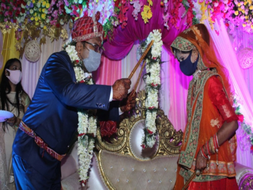 Bride and groom using stick for rituals corona guideline Begusarai Bihar | क्या बात! काठ्यांच्या मदतीने नवरी-नवरदेवाने एकमेकांच्या गळ्यात घातले हार, सोशल मीडियातून प्रशंसा...