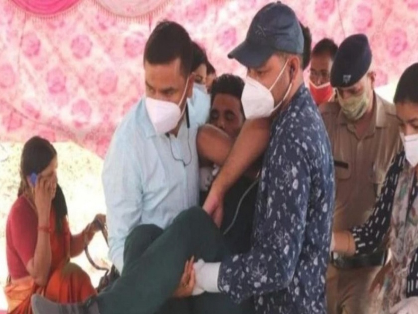 Doctor fainted during patient treatment rishikesh | कडक सॅल्यूट! ड्यूटी दरम्यान अचानक बेशुद्ध पडले डॉक्टर, शुद्धीवर येताच लगेच रूग्णांच्या सेवेला लागले