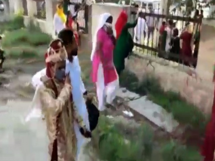 Wedding break coronavirus guidelines rules police raid and fir Punjab Patiala | भागमभाग! लग्नात २० पेक्षा जास्त जणांची गर्दी; पोलीस येताच नवरा नवरीनं भिंतीवरून उडी मारून धूम ठोकली