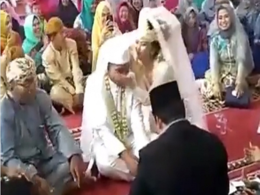 Viral video as soon as the groom said Kabul Hai bride jumped danced and kissed in public | बिनधास्त नवरी! नवरदेव जसा म्हणाला 'कबूल है', नवरी आनंदाने उड्या मारू लागली अन् सर्वांसमोर केलं त्याला किस....