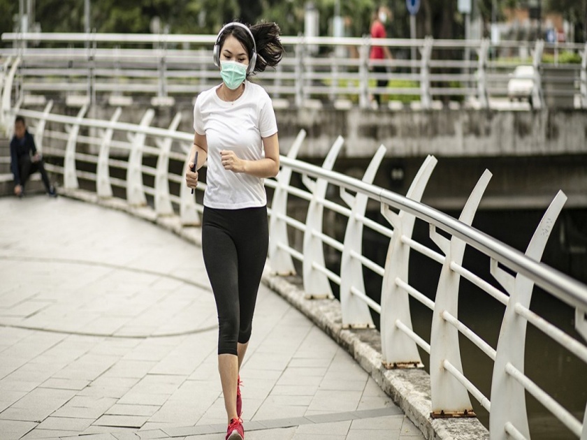 Is it right or wrong to use a mask while jogging? See what the experts say | जॉगिंग करताना मास्क वापरणं योग्य की अयोग्य? पाहा तज्ज्ञ काय सांगतायत