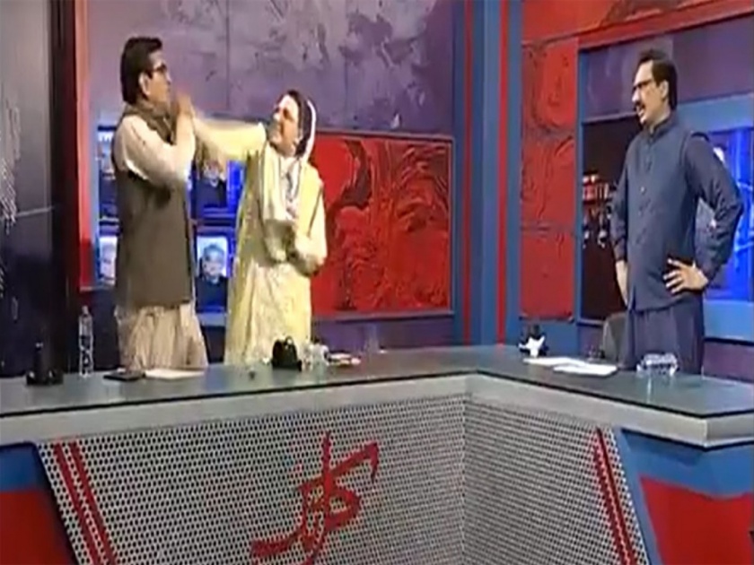 Imran Khan party leader Firdous Ashiq Awan slaps MP Qadir Mandokhel on camera | इमरान खानच्या जवळच्या महिला नेत्याने ऑन कॅमेरा खासदाराला लगावली कानशिलात, शिव्याही दिल्या...