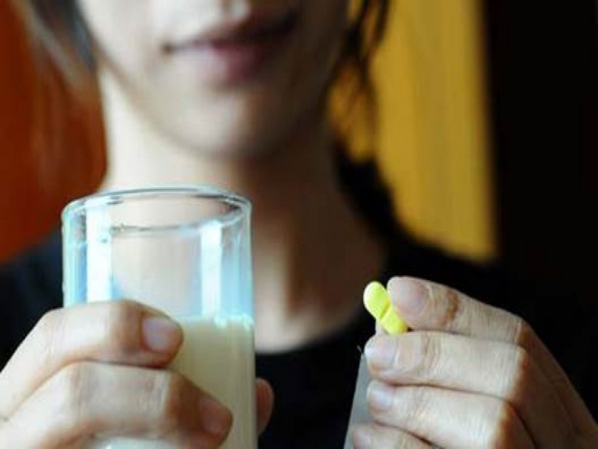 Is it right or wrong to take antibiotics with milk? See what the experts say | दुधासोबत अँटीबायोटीक्स घेणे योग्य कि अयोग्य? बघा तज्ज्ञ काय सांगतात