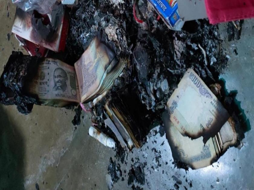 Jharkhand locked house jewellery cash theft burning notes police investigation crime | बंद असलेल्या घरातून लाखोंचा माल लंपास, चोराने एका रूममध्ये जाळले नोटांचे बंडल