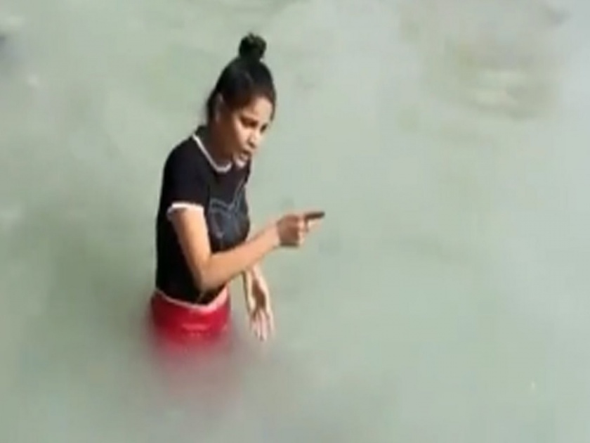 Viral Video : Girl was taking bath then she scream loudly watch viral video | Viral Video : आंघोळ करत होती तरूणी, तेव्हाच असं काही घडलं की ती जोरात ओरडायला लागली!
