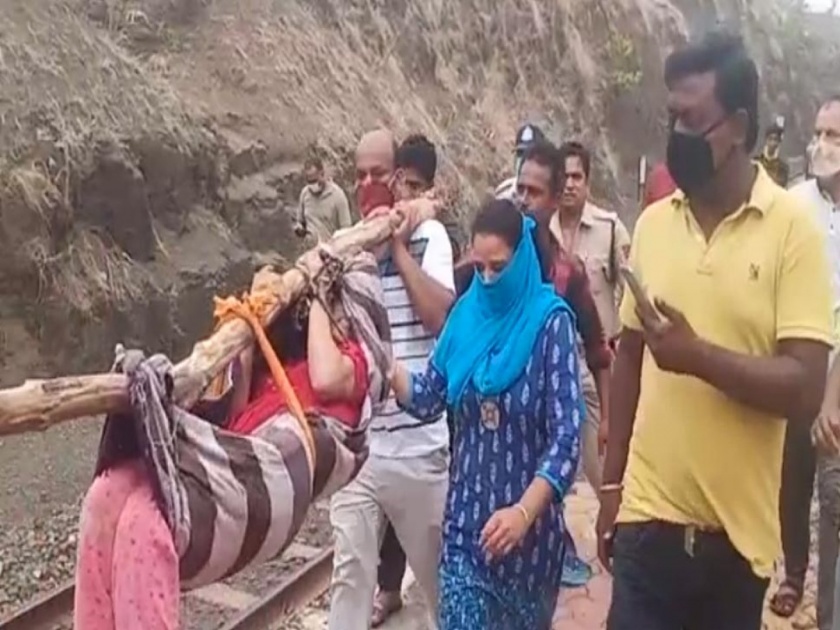 Woman jumped from mountain patalpani to attempt suicide her life got stuck on tree | जीव देण्यासाठी डोंगराहून उडी घेतलेली महिला झाडावर अडकली, एका तासानंतर तिला असं काढलं