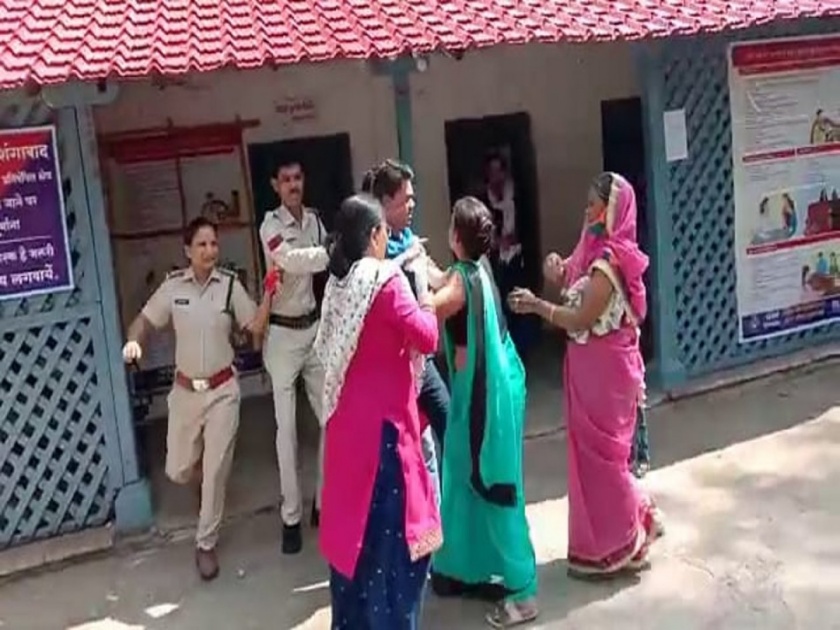 Madhya Pradesh ex wife beat up husband due to second marriage, Video goes viral | दुसरं लग्न करून पोलीस स्टेशनमध्ये आला होता पती, पहिल्या पत्नीने केली धू-धू धुलाई; व्हिडीओ व्हायरल