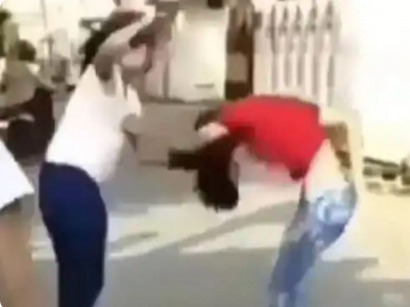 Two girls fighting on the road, video goes viral | आधी एकीने मान पकडली, मग दुसरीने लाथा हाणल्या, रस्त्यातच जुंपली दोन तरुणींची फाईट