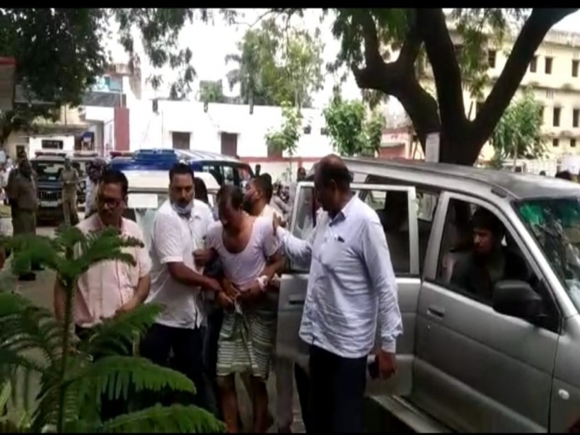 UP : Sant Kabir Nagar SI arrested anti corruption team | लाच घेताना रंगेहाथ पकडला गेला पोलीस अधिकारी, ACB ने बनियान अन् टॉवेलमध्येच उचलून आणलं....
