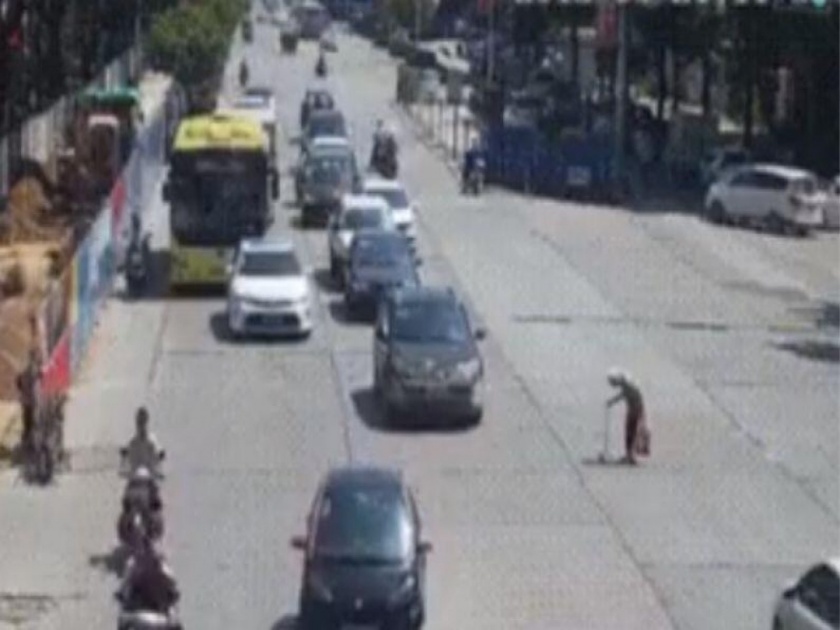 scooty driver set example with his act, stops vehicles to let old man cross road | हृदयस्पर्शी! स्कुटीवाल्याने वृद्धासाठी जे काही केले, ते पाहुन म्हणाला - माणूसकी अजूनही आहे!