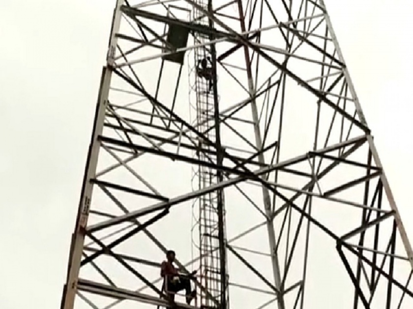 Raisen : Mentally disable man climb tower video came down after taking samosa kachori | मोबाइल टॉवरवर चढला होता तरूण, समोसा-कचोरी दिल्यावरच उतरला खाली