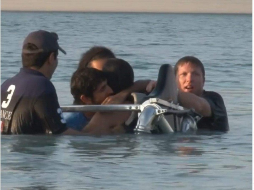 Dubai crown prince Sheikh Hamdan Bin Mohammed Bin Rashid al Maktoum runs to save his friend in water watch video | पाण्यात बुडत असलेल्या मित्राला वाचवण्यासाठी धावत गेला दुबईचा क्राउन प्रिन्स, व्हिडीओ व्हायरल