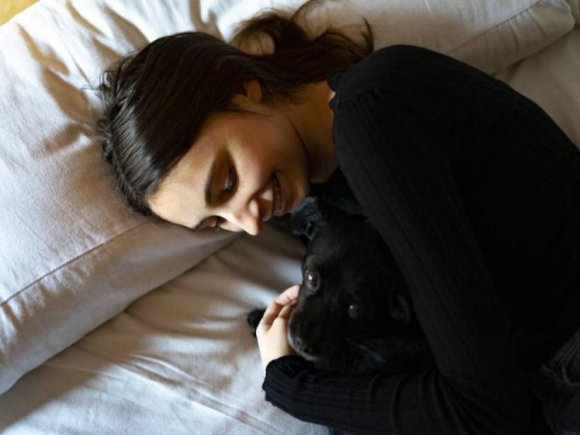 women sleep better with pet dogs than male partner American study reveal | आपल्या जोडीदारापेक्षा 'या' प्राण्यासोबत झोपायला आवडतं महिलांना, सर्वेक्षणातून समोर आली बाब