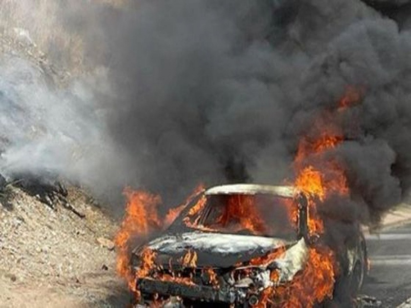 old couple got stuck in burning car rescued by people video goes viral on social media | कारला लागली भीषण आग अन् कपल गाडीतच जळणार होतं, शेवटच्या क्षणी झालं असं की....