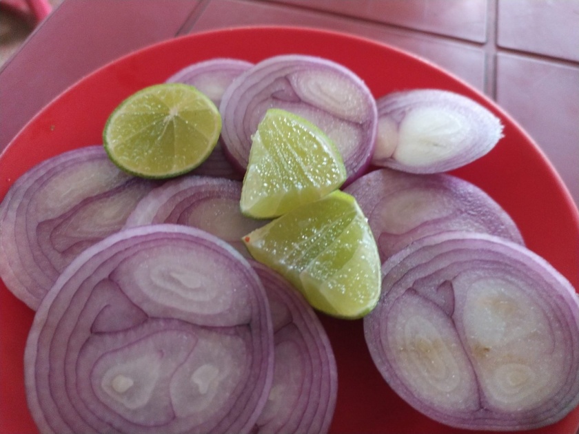 know the benefits and side effects of eating lemon and onion together | कांद्यासोबत लिंबू खाणं फायद्याचं कि तोट्याचं? जाणून घ्या सत्य आत्ताच...