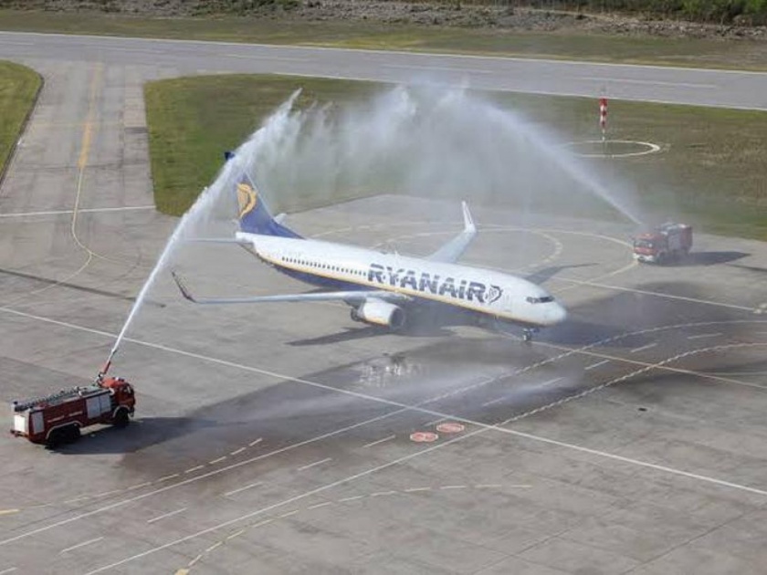 Know when water salutes are used aviation industry | विमानाला पाण्याने सलामी दिली जाते, पण असं का केलं जातं?