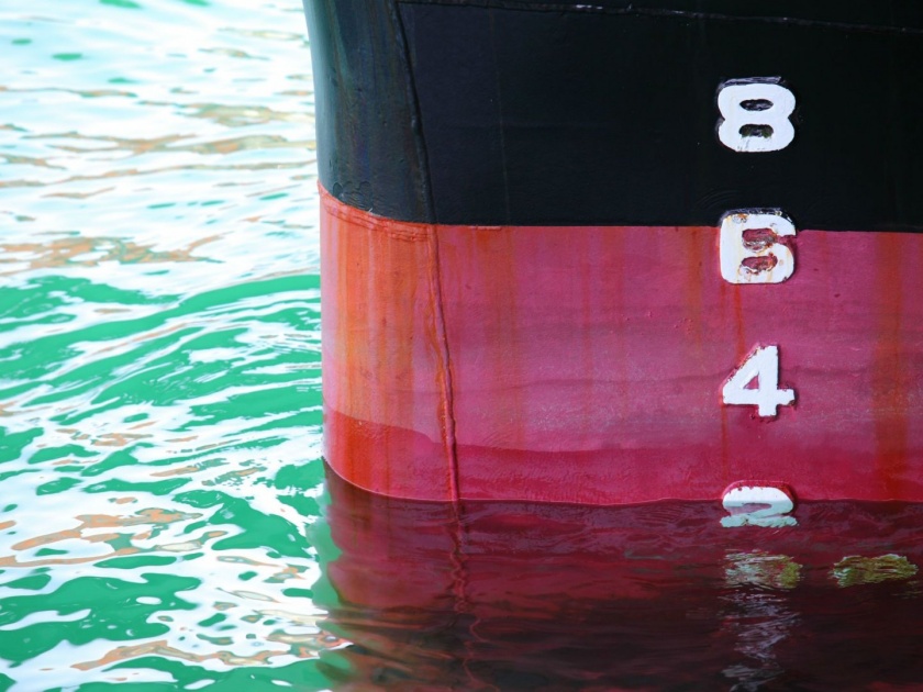 why ships bottom painted in red color, know the truth | जहाजाचा तळ लाल रंगाचा का असतो? जाणून घ्या सत्य...