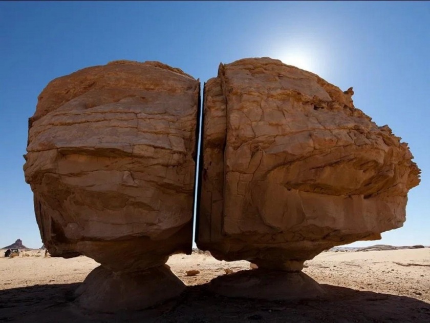 Interesting facts about rock of al naslaa who cut perfectly in half | दोन भागात कापला गेला आहे विशाल दगड, वैज्ञानिकांसाठी आजही आहे रहस्य