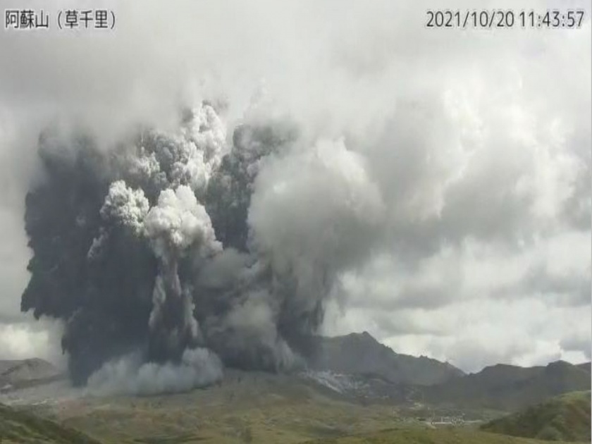Japan mount Aso volcano erupts video goes viral | जपानमध्ये ज्वालामुखीचा खतरनाक उद्रेक, फारच भयावह व्हिडीओ आला समोर