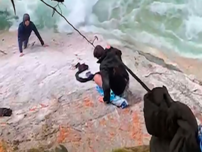 Sikh men use turbans to rescue hikers from waterfall | VIDEO : डोंगराहून खाली पडलेल्या प्रवाशांना वाचवण्यासाठी शिखांनी काढली पगडी, लोक म्हणाले - हे खरे हिरो!