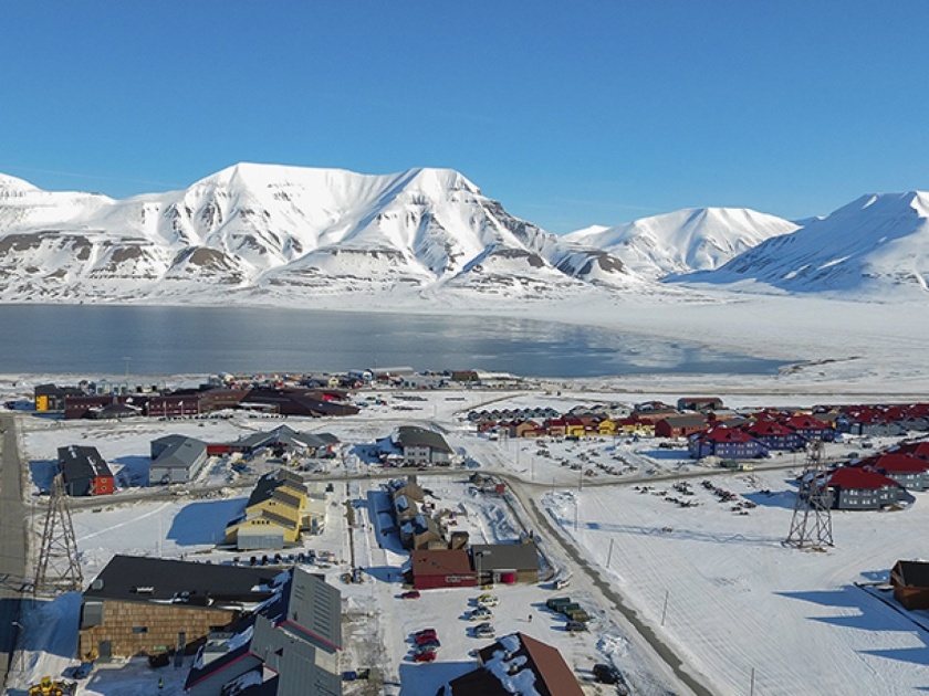Mystery of longyearbyen city in norway where people did not been dead from 70 years | काय सांगता! इथे ७० वर्षापासून झाला नाही कुणाचा मृत्यू, काय आहे यामागचं रहस्य?