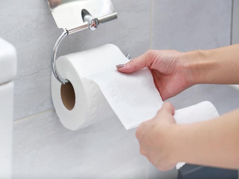 3 reasons why toilet paper are white in colour! | कधी विचार केलाय का टॉयलेट पेपर नेहमी पांढराच का असतो? जाणून घ्या तीन कारणं