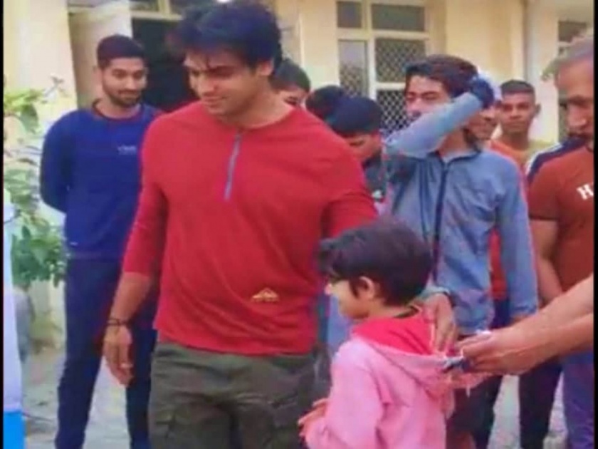 Neeraj Chopra new video with little girl goes viral, she said you are my favorite | VIDEO : 'माझा फेवरेट तर....' जेव्हा नीरज चोप्राला लहान मुलगी म्हणाली असं काही, हसू लागले लोक