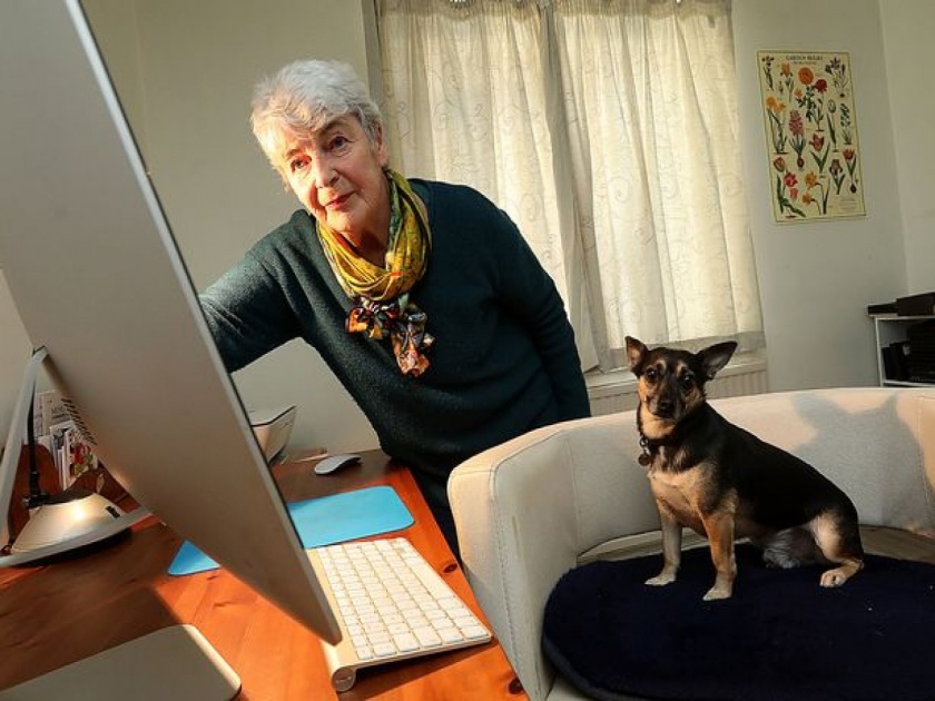 old woman claims her dog has written a book | या आज्जी म्हणतात यांच्या कुत्र्यानं पुस्तक लिहिलंय, काय आहे या अजब दाव्यामागचं सत्य?
