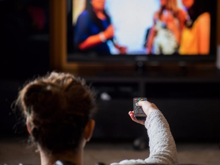 Watching tv for more than 4 hours a day raises blood clot risk says study | रोज ४ तासांपेक्षा जास्त टीव्ही बघितल्याने होते ही गंभीर समस्या, वेळीच व्हा सावध नाही तर....