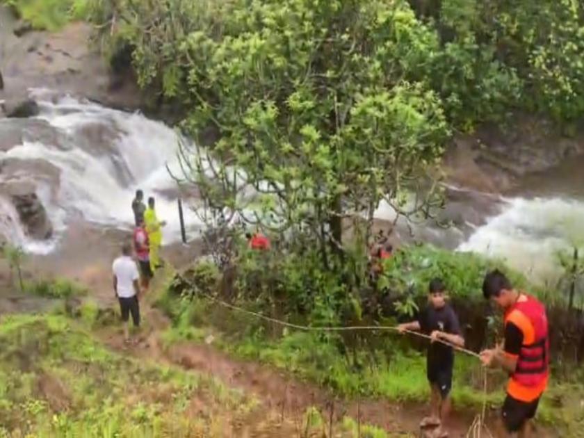 5 people from the same family were swept away by the waterfall in Lonavala The bodies of two were found, the search for the three is on | लोणावळ्यात धबधब्यातून एकाच कुटुंबातील ५ जण गेले वाहून; दोघांचे मृतदेह सापडले, तिघांचा शोध सुरु