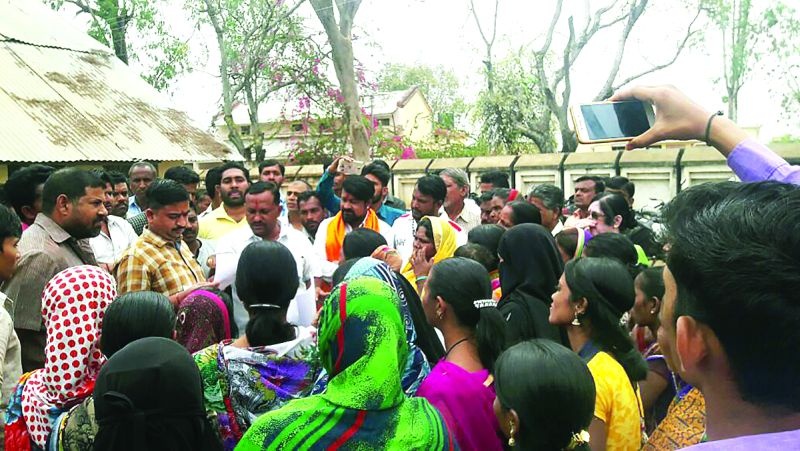 Riot Nagar Parishad's angry citizens' front | रिसोड नगर परिषदेवर संतप्त नागरिकांचा मोर्चा