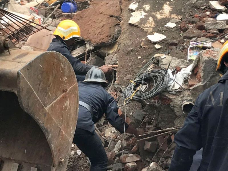 The partial construction slab collapsed in Nashik, the tiger is serious | अर्धवट बांधकामाचा स्लॅब कोसळून नाशिकमध्ये तीघे गंभीर
