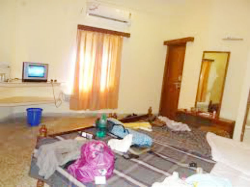 The judge was upset about the uncleanness of the lodging house in Solapur | सोलापूरातील विश्रामगृहातील अस्वच्छतेबाबत न्यायमूर्ती नाराज