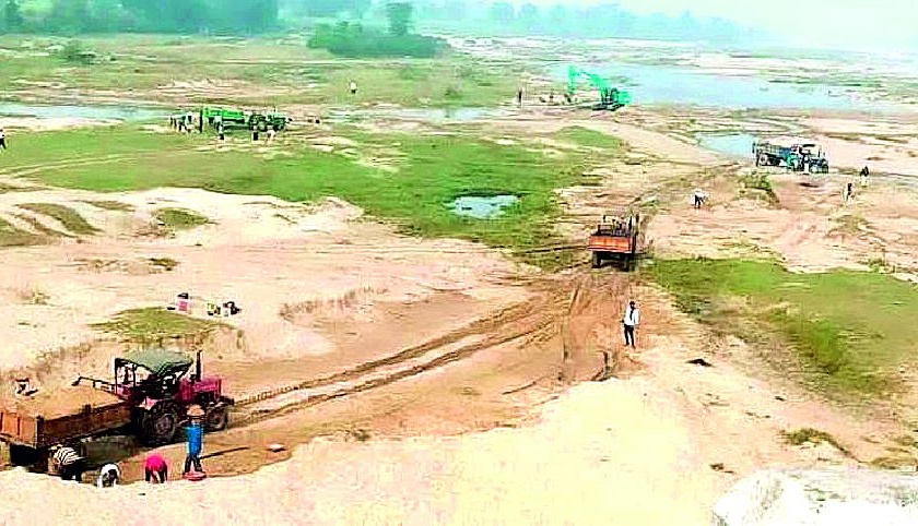 Smugglers from Madhya Pradesh illegally excavating sand from Maharashtras 7 ghats of tumsar tehsil | मध्य प्रदेशच्या तस्करांनी पाेखरले महाराष्ट्राचे रेती घाट; प्रशासनाच्या नाकावर टिच्चून सुरू आहे मनमानी