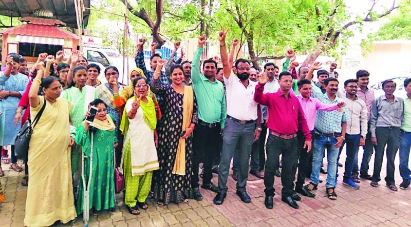 The revenue employees of Nagpur Elgar : Taking collective leave paid attention | नागपुरात महसुल कर्मचाऱ्यांचा एल्गार : सामूहिक रजा घेऊन वेधले लक्ष