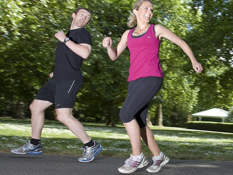 Run backward instead of running forward get these countless benefits | आता सरळ नाही उलटं धावा, वजन कमी करण्यासाठी परफेक्ट एक्सरसाइज!