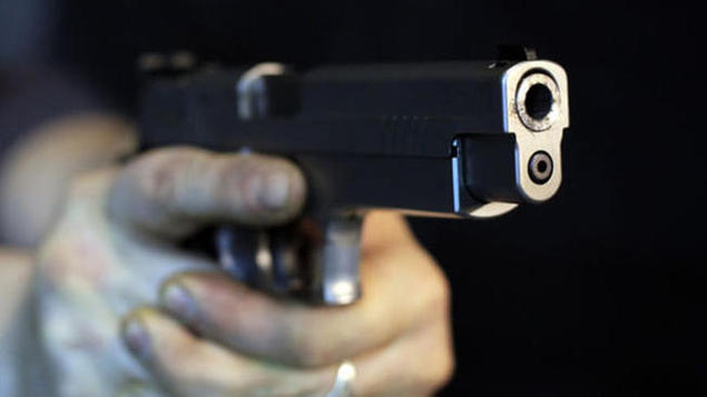  Two policemen suspended in the revolver case | रिव्हॉल्वर चोरी प्रकरणात दोन पोलीस निलंबित
