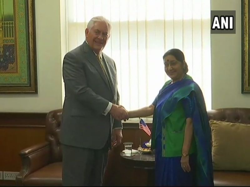 RexTillerson meets EAM Sushma Swaraj | अमेरिकेचे परराष्ट्रमंत्री भारत दौ-यावर, सुषमा स्वराजांसोबत झालेल्या बैठकीत पाकिस्तानातील दहशतवादावर चर्चा