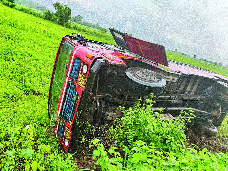 Accident to ST near Padam | पडम जवळ एसटीला अपघात, महिला गंभीर तर दोघे किरकोळ जखमी